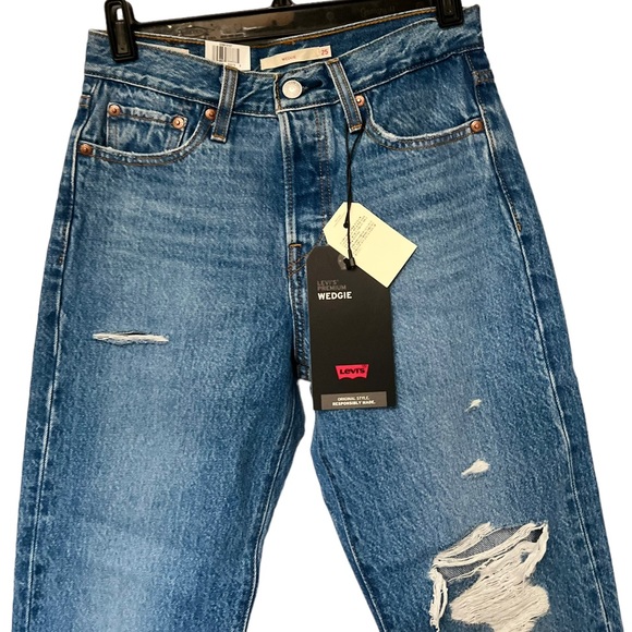 NWT LEVI’S Wedgie High Waisted Destroyed Denim Jeans - Picture 5 of 12